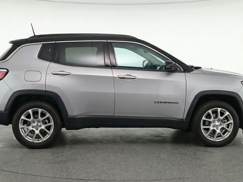 Used 2025 Jeep Compass Limited AWD/4WD image 8