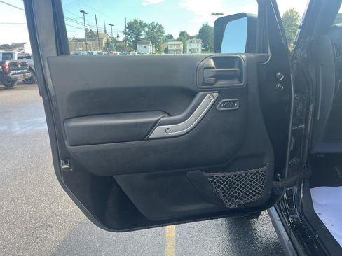 Used 2017 Jeep Wrangler Unlimited Rubicon w/ Connectivity Group AWD/4WD image 18
