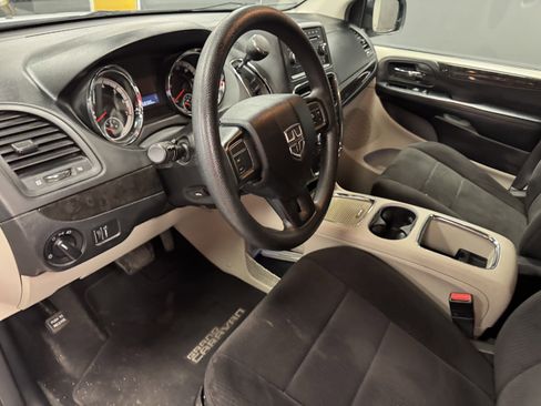 Used 2014 Dodge Grand Caravan SXT FWD image 9