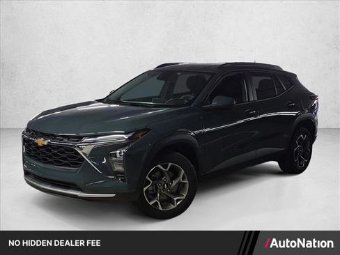 Used 2025 Chevrolet Trax LT FWD image 1