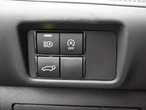 Used 2025 Toyota Highlander LE FWD image 22