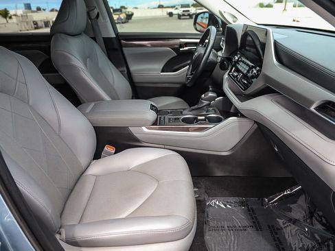 Certified 2021 Toyota Highlander Platinum FWD image 17