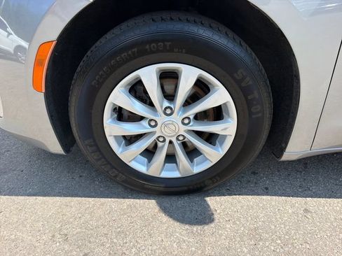 Used 2019 Chrysler Pacifica Touring-L FWD image 30