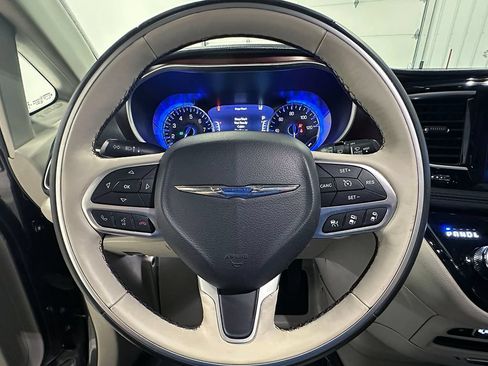 Used 2017 Chrysler Pacifica Limited FWD image 38