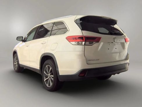 Used 2019 Toyota Highlander XLE FWD image 2