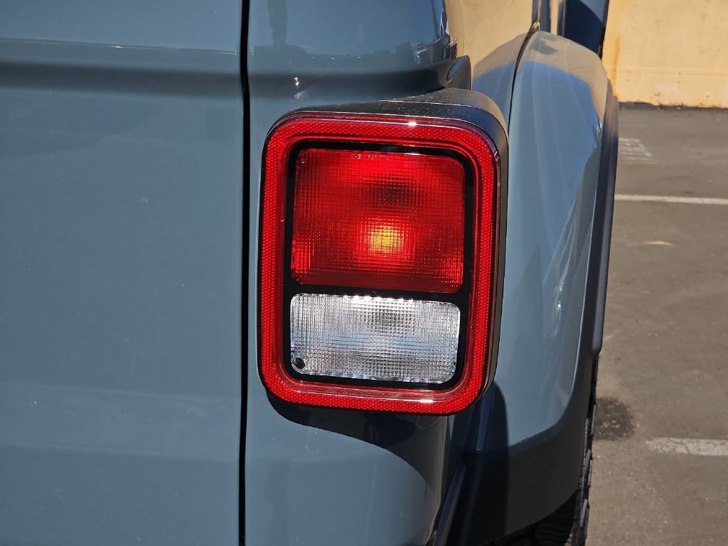 Used 2025 Jeep Gladiator Sport AWD/4WD image 39