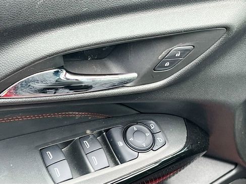 Used 2024 Chevrolet Trax RS FWD image 17