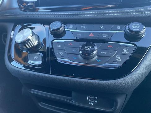 New 2026 Chrysler Pacifica Select image 27