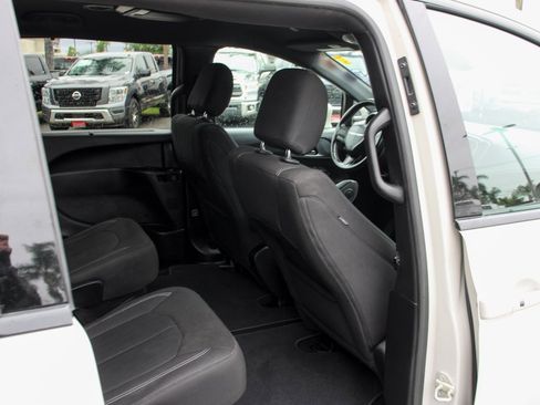 Used 2021 Chrysler Pacifica Touring w/ S Appearance Package image 42