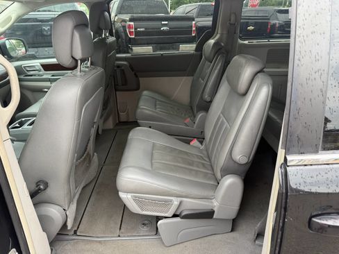 Used 2010 Chrysler Town & Country Touring FWD image 22