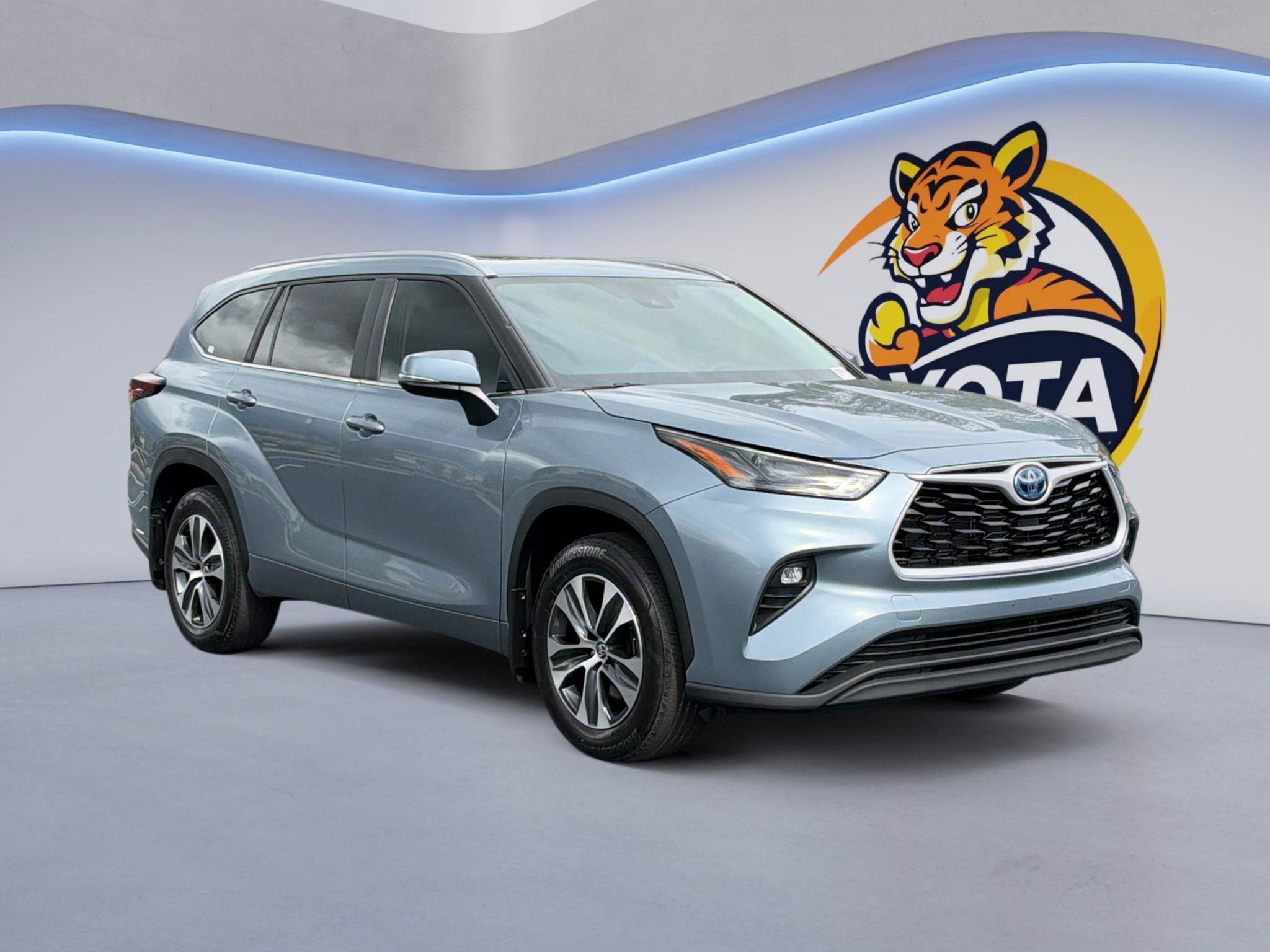 Used 2024 Toyota Highlander XLE FWD image 3