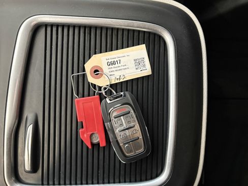 Used 2024 Chrysler Pacifica Touring-L image 22