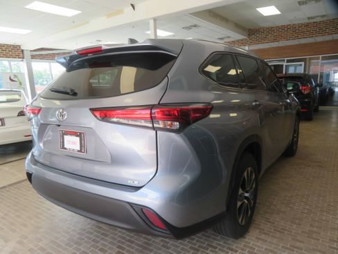 Used 2021 Toyota Highlander XLE FWD image 4