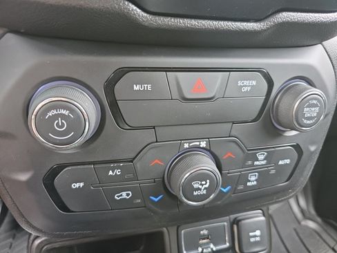 Used 2019 Jeep Renegade Latitude FWD image 17