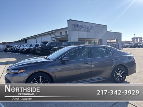 Used 2024 Toyota Camry SE image 1