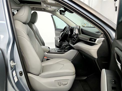 Certified 2020 Toyota Highlander XLE image 29