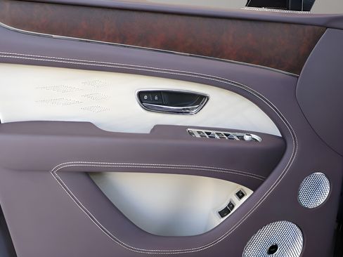 Used 2023 Bentley Bentayga Extended Wheelbase AWD/4WD image 12