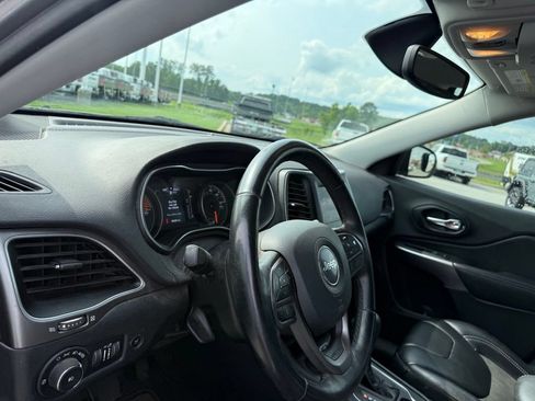 Used 2019 Jeep Cherokee Latitude Plus w/ Comfort/Convenience Group AWD/4WD image 18