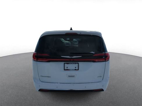 Used 2023 Chrysler Pacifica Touring-L image 7