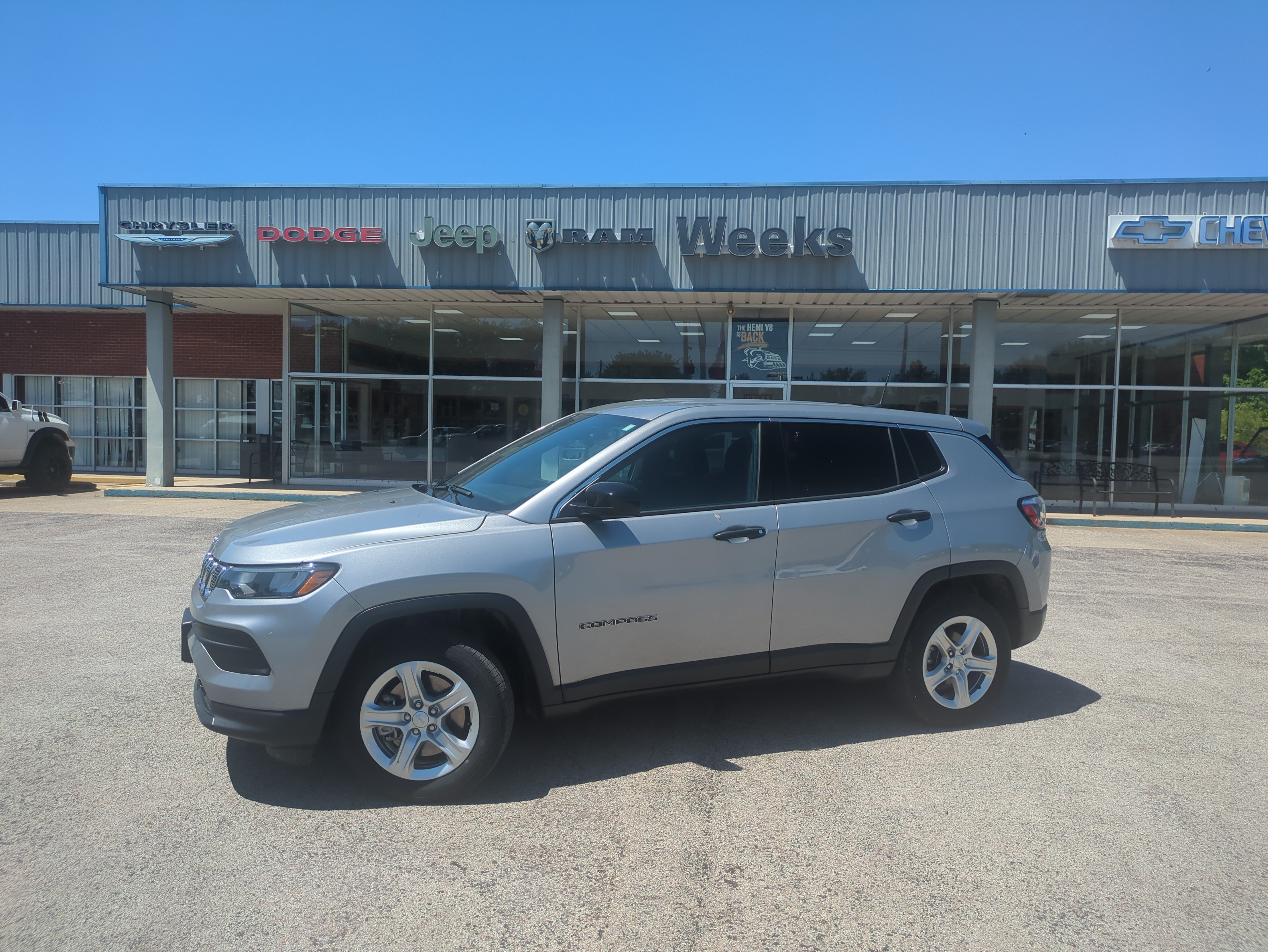 Used 2023 Jeep Compass Sport AWD/4WD image 2
