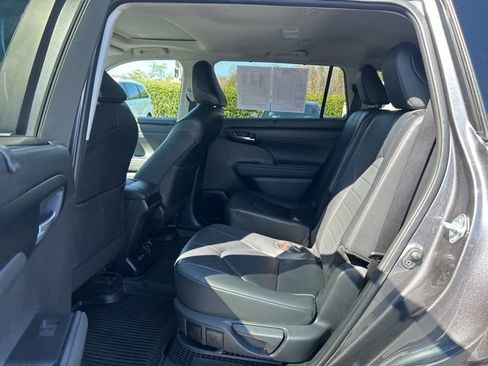 Used 2025 Toyota Highlander XLE image 16