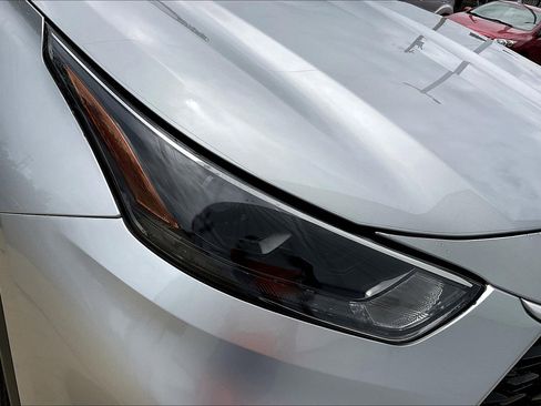 Used 2022 Toyota Highlander XLE AWD/4WD image 34