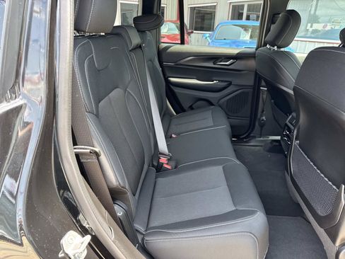 Used 2025 Jeep Grand Cherokee Laredo RWD image 9