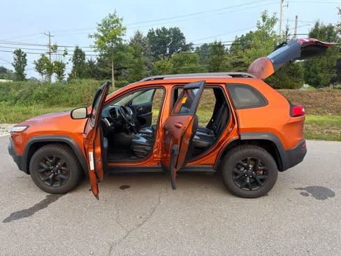 Used 2016 Jeep Cherokee Trailhawk AWD/4WD image 15