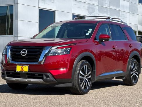 Used 2025 Nissan Pathfinder Platinum w/ Cargo Package image 8