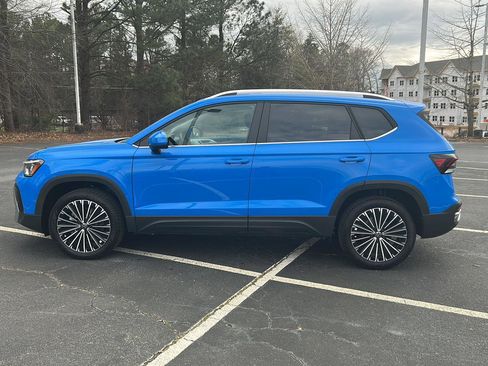 New 2026 Volkswagen Taos SE image 3