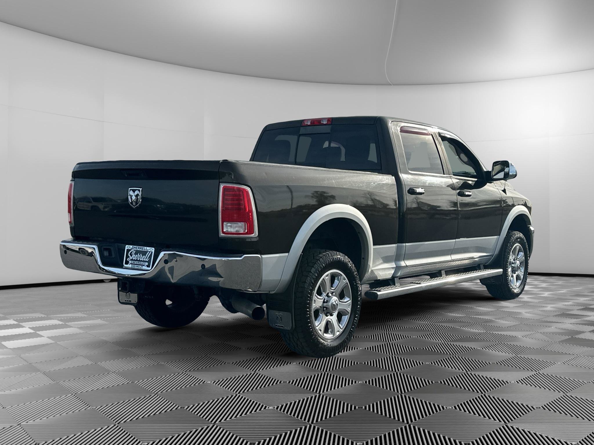 Used 2014 RAM 3500 Laramie w/ Convenience Group AWD/4WD image 4