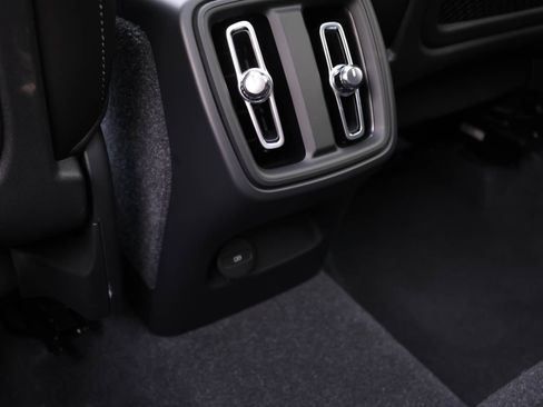 Certified 2024 Volvo XC40 B5 Plus image 21