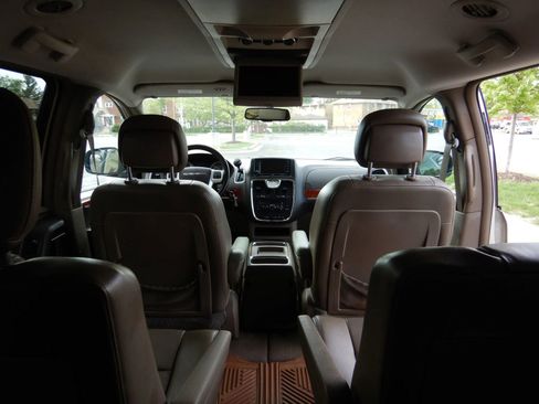 Used 2014 Chrysler Town & Country Touring FWD image 24
