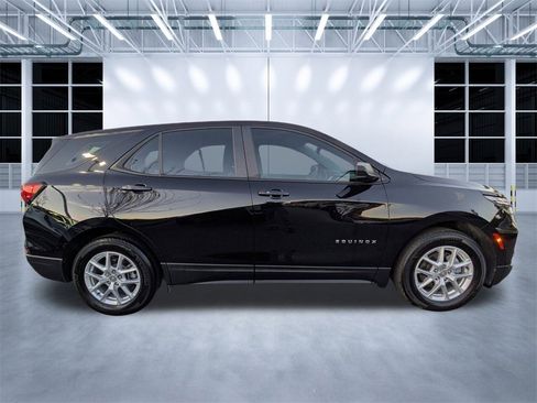 Used 2022 Chevrolet Equinox LS w/ LS Convenience Package image 3