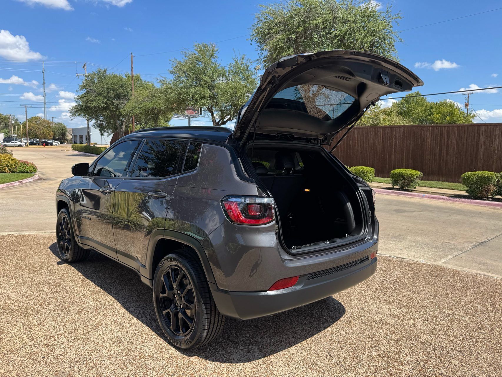 Used 2024 Jeep Compass Latitude w/ Sun and Sound Group AWD/4WD image 33