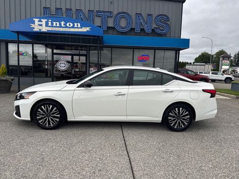 Used 2025 Nissan Altima 2.5 SV FWD image 2
