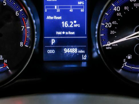 Used 2019 Toyota C-HR XLE FWD image 21