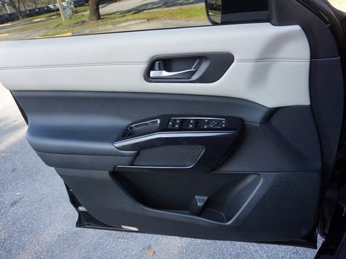 Used 2022 Nissan Pathfinder SV image 18