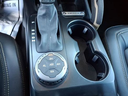 Used 2025 Ford Bronco Badlands image 19