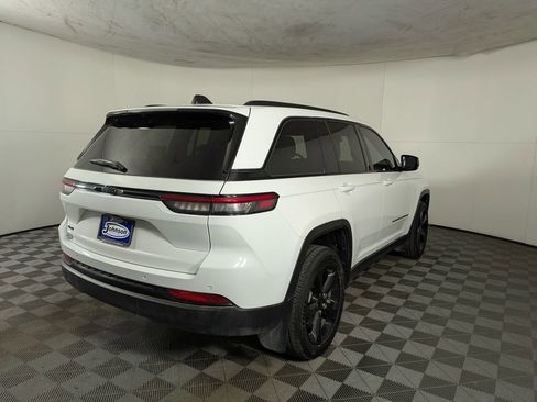 Certified 2024 Jeep Grand Cherokee Altitude image 9