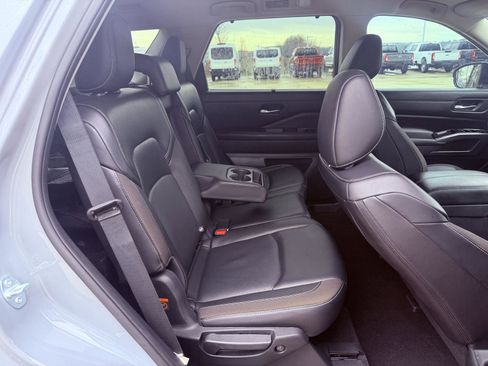 Used 2024 Nissan Pathfinder SL AWD/4WD image 30