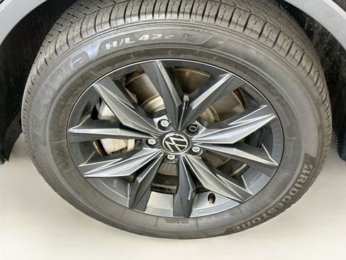 Used 2024 Volkswagen Tiguan SE AWD/4WD image 36