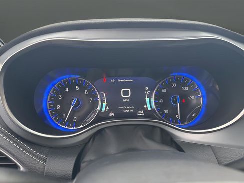 Used 2025 Chrysler Pacifica Limited image 18
