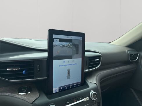Used 2020 Ford Explorer Platinum w/ Premium Technology Package image 39