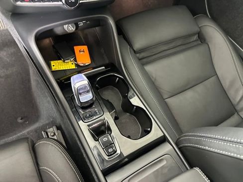 Used 2024 Volvo XC40 B5 Plus w/ Climate Package image 19