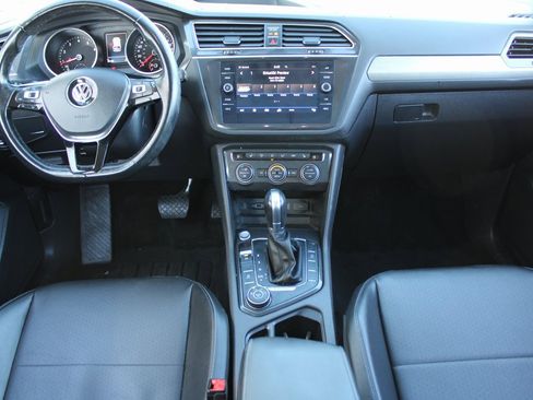 Used 2018 Volkswagen Tiguan SE w/ Panoramic Sunroof Package image 18