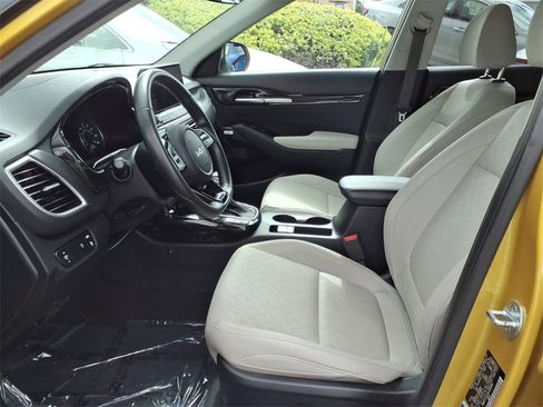 Used 2022 Kia Seltos SX w/ Sunroof Package image 10