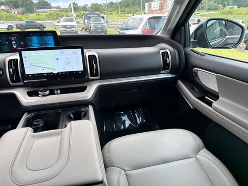 Used 2025 Ford Expedition Active AWD/4WD image 13