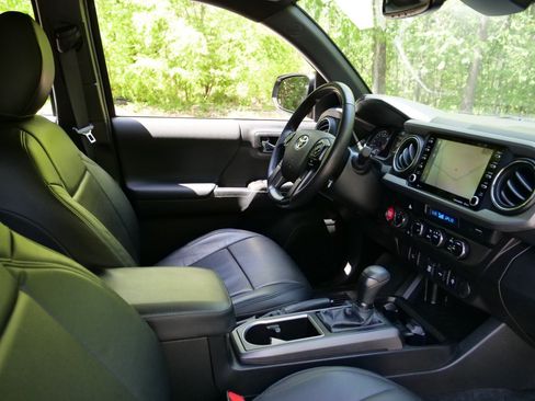 Used 2022 Toyota Tacoma TRD Sport AWD/4WD image 39