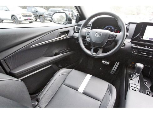 Used 2025 Toyota Camry SE w/ Convenience Package image 11